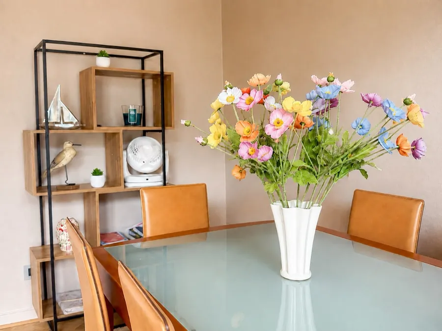 Coin repas fleuri de L'Instant Aixois