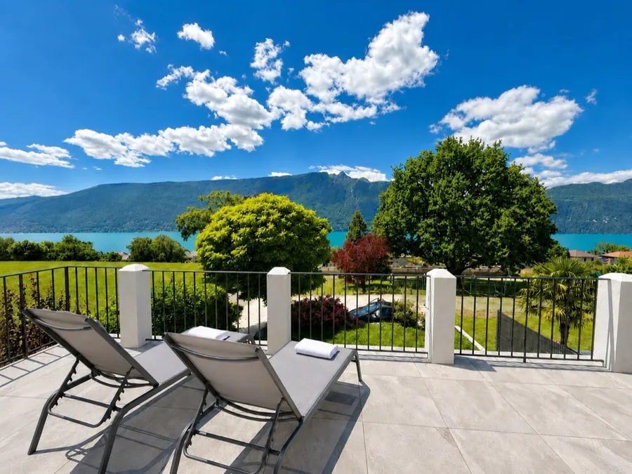 Terrasse de la Villa Sonatine face au lac du Bourget